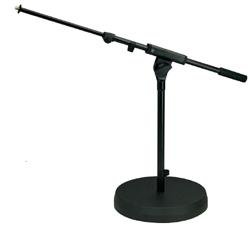 K&M 25960 Lavt mikrofonstativ med rund base.