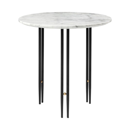 Gubi IOI salongbord Ø50 cm Svart-messing-hvit marmor