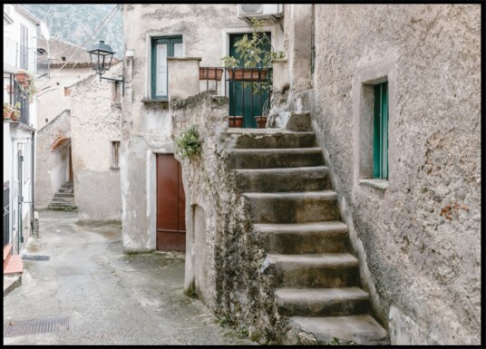 Charming Italian Village Path Plakat / 50x70