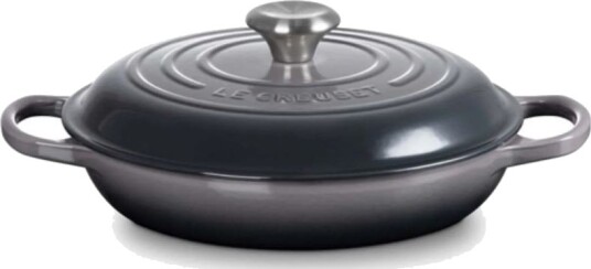 Le Creuset Signature Brasergryte 26 cm st??pejern Gr?? Le Creuset Signature Brasergryte 26 cm st??pejern Gr??