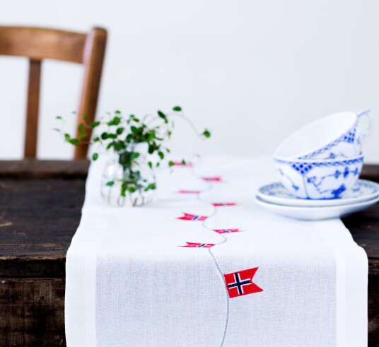 Langkilde & Søn Løper med norske flagg 30x175 cm Langkilde & Søn Løper med norske flagg 30x175 cm