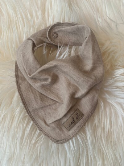 Need It Smekke i ull/bambus "Digg" Sand Need It Smekke i ull/bambus "Digg" Sand