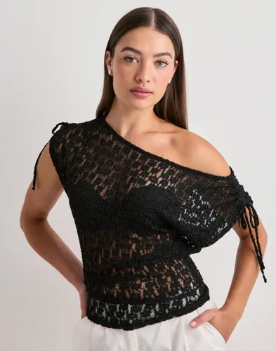 Nelly Svart Wonderful Lace Shoulder Top
