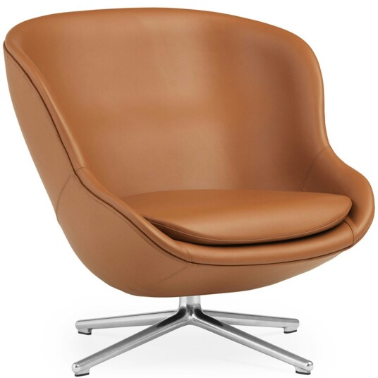Normann Copenhagen Hyg Lenestol Lav med Dreiefot Brandy Skinn / Aluminium