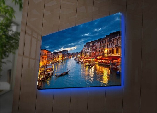 Lerretsbilde med LED belysning 45x70 cm Vakker utsikt over en kanal i Venezia med opplyste bygninger ved vannet Blå / Oransje / Grønn