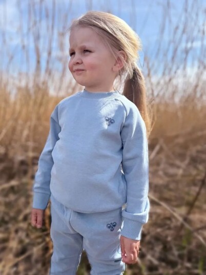 Hummel x DressMyKid Bumble joggedress sett Faded Denim (86) 86 Hummel x DressMyKid Bumble joggedress sett Faded Denim (86) 86