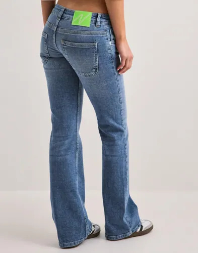 Nelly Blå Low Waist Round Pocket Jeans