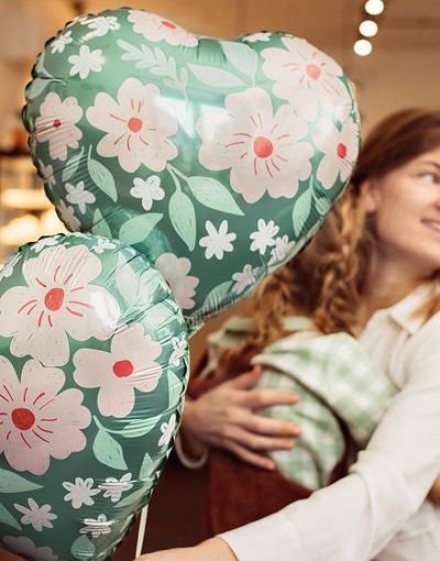 Grønn Hjerteformet Folieballong med Blomstermotiv 35 cm