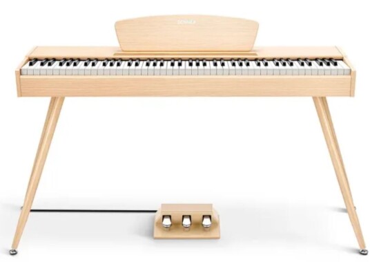 Donner DDP 80 Beige farge digitalpiano med pedalbrett og stativ.