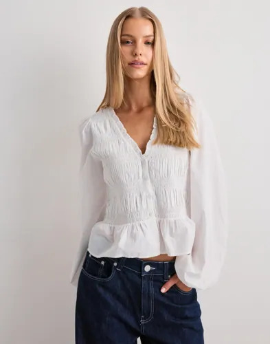 Nelly Hvit Flirty V neck Blouse