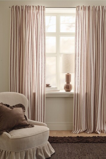 Ellos Home Gardin med multibånd Sally Stripe 2 pakning Rød Ellos Home Gardin med multibånd Sally Stripe 2 pakning Rød