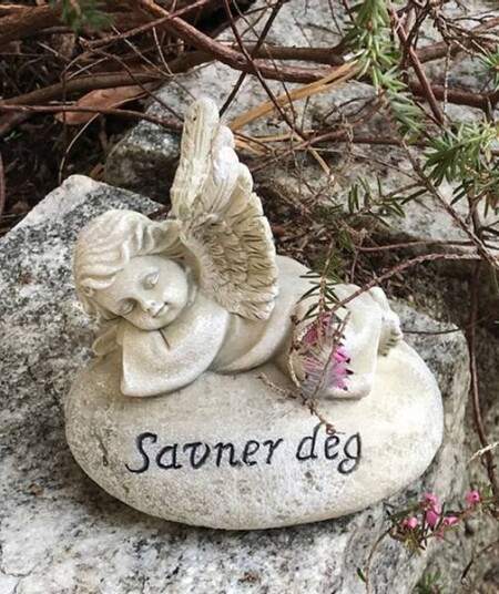 Gravpynt liten engel på stein med tekst "Savner deg" Gravpynt liten engel på stein med tekst "Savner deg"