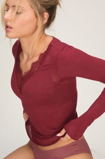 Hunkemöller super soft bluse med V hals og cashmere Rød