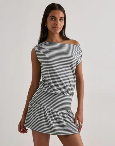 Nelly Grå Soft Shoulder Mini Dress