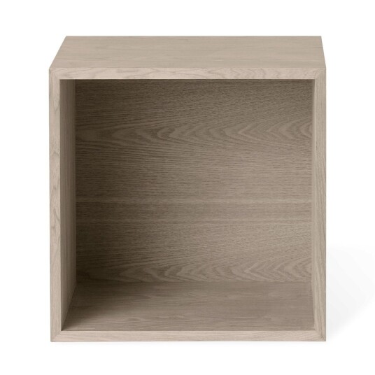 Muuto Stacked 2.0 hyller med ryggskive, medium eik Muuto Stacked 2.0 hyller med ryggskive, medium eik