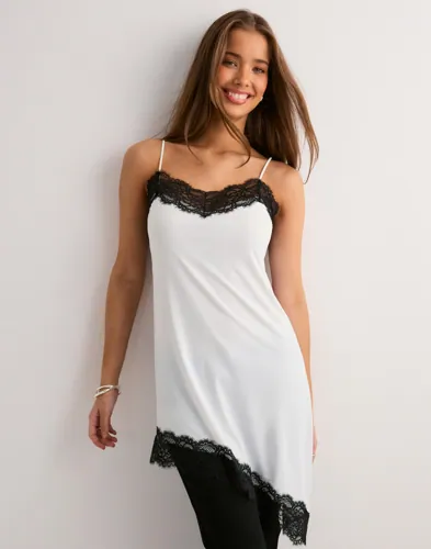 Nelly Hvit Lace Asymmetric Slip Dress