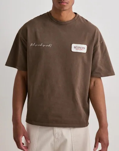 Que Sera Sera William Washed Tee Kortermede t shirts Brun