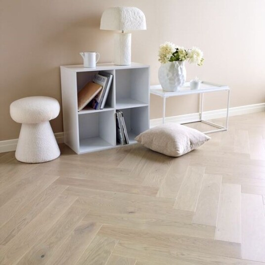 Saga Eik Herringbone Platinum Mattlakkert Saga Eik Herringbone Platinum Mattlakkert