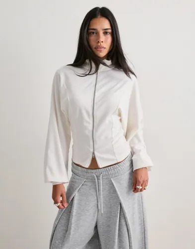 Nelly Hvit Luxury Funnel Neck Zip