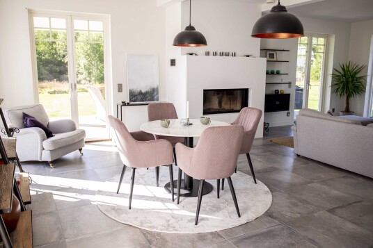 Venture Design Estelle & Comfort spisegruppe Svart/rosa 4 st stoler & bord 106 cm