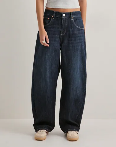 Nelly   Blå   Twisted Barrel Buckle Jeans