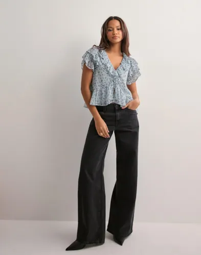 Nelly   Blomstrete   Dreamy Flounce Blouse