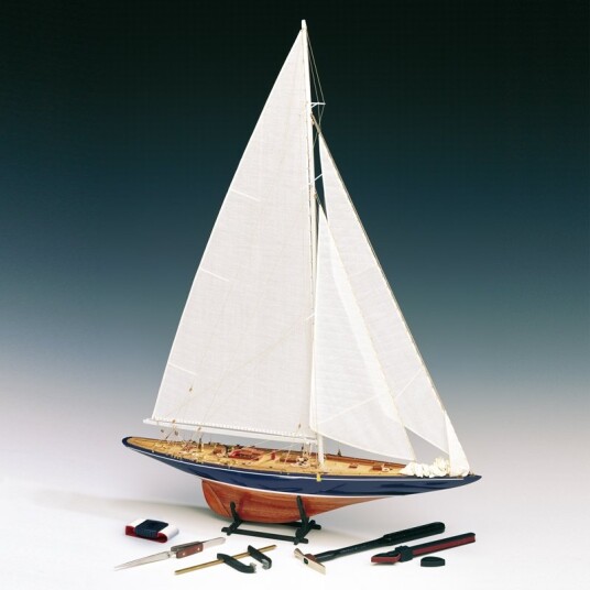 Amati - Endeavour 1:80 Amati - Endeavour 1:80