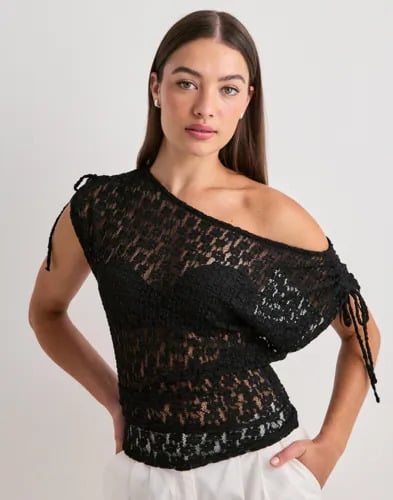 Nelly Svart Wonderful Lace Shoulder Top