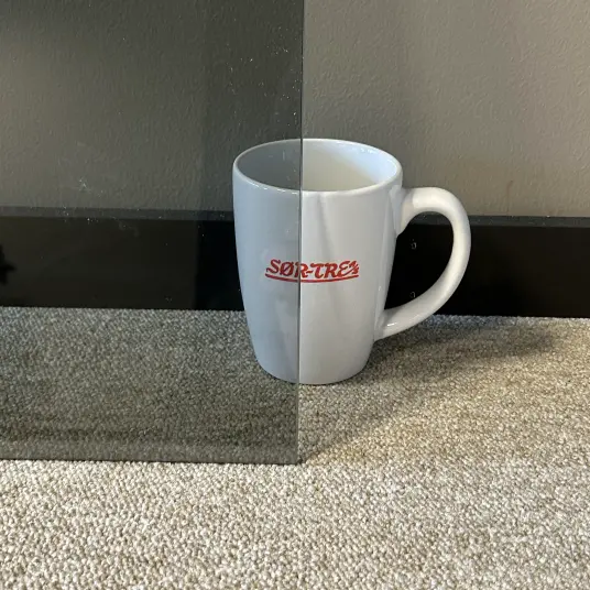 Vindfix balkongglass - 4mm herdet/polert sotet glass - 80x50cm Vindfix balkongglass - 4mm herdet/polert sotet glass - 80x50cm