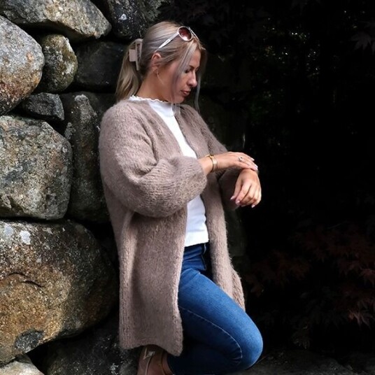 Bluum Strikkejakke Marehalm til dame garnpakke fra i Fnugg Bluum Strikkejakke Marehalm til dame garnpakke fra i Fnugg