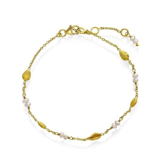 Shapes By Gulldia Seashell armbånd i 925 forgylt sølv med ferskvannsperler Shapes By Gulldia Seashell armbånd i 925 forgylt sølv med ferskvannsperler