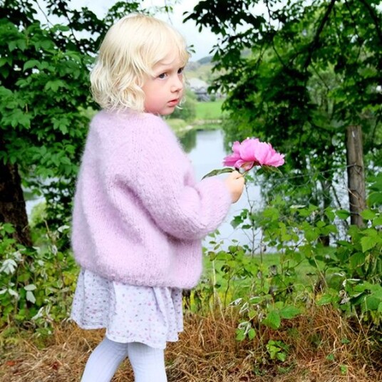 Bluum Strikkejakke Lavendel garnpakke fra i Fnugg