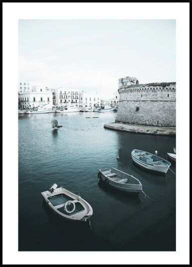 Boats With Views of Puglia Plakat Plakat / 100x150cm