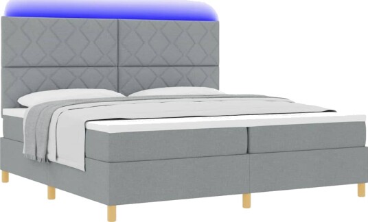 Sengebunn med Madrass og LED Lys Lysegrå 200x200 cm Stoff