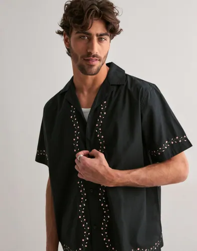 Les Deux Lesley Embroidery SS Shirt Kortermede skjorter Svart Les Deux Lesley Embroidery SS Shirt Kortermede skjorter Svart
