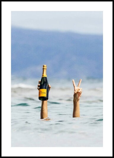 Woman With Wine in Beach Plakat Plakat / 100x150cm