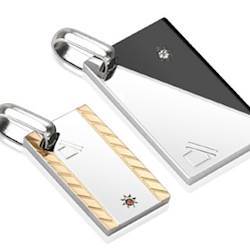 Disse halskjeder binder paret sammen. Disse halskjeder binder paret sammen.