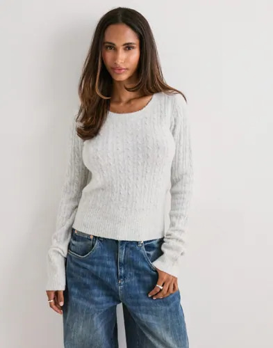 Nelly Grå Tight Cable Knit Sweater