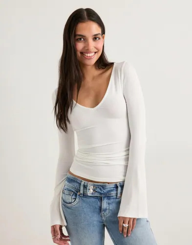 Nelly Hvit Ultra Soft V Neck LS Top