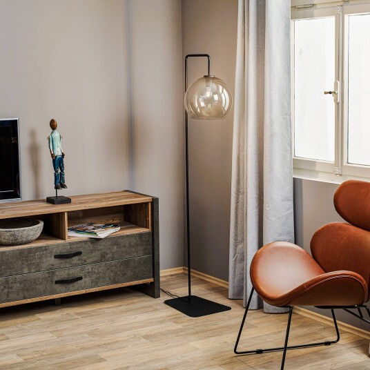 Euluna Gulvlampe Monaco med glasskule-skjerm