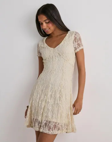 Only Beige Onlalbina S/S V Neck Short Dress Jr Only Beige Onlalbina S/S V Neck Short Dress Jr