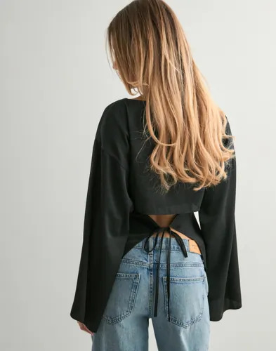 Nelly Svart Sassy Satin Blouse