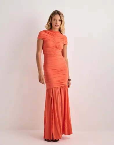 Malina Oransje Loana Draped Chiffon Maxi Dres