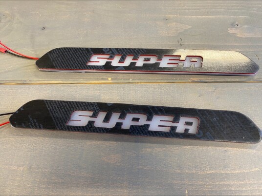 Innstegslist med super logo og lys.