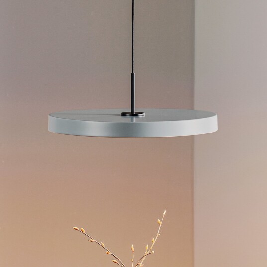 Asteria Pendel Ultimate Grey UMAGE Asteria medium Ultimate Grey Stue Design Metall Med en lyskilde