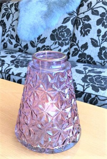 Lykt i rosa preget glass med heng for telys