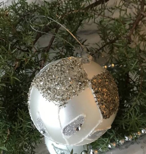 Julekule i matt sølv med sølvglitter pynt Julekule i matt sølv med sølvglitter pynt