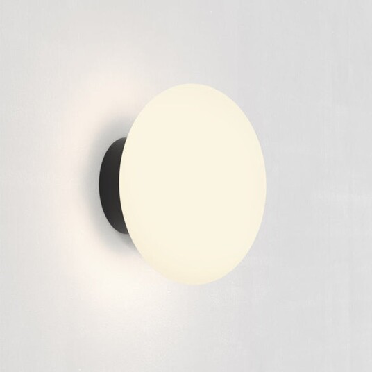 Zeppo vegglampe IP44 - Matt svart/Opal Zeppo vegglampe IP44 - Matt svart/Opal