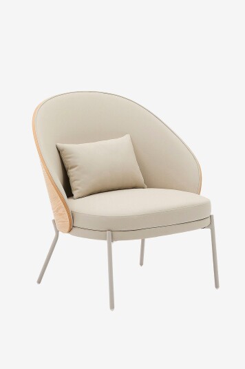 Kave Home Eamy lenestol i beige kunstskinn askfinér med naturlig finish og beige metall Beige