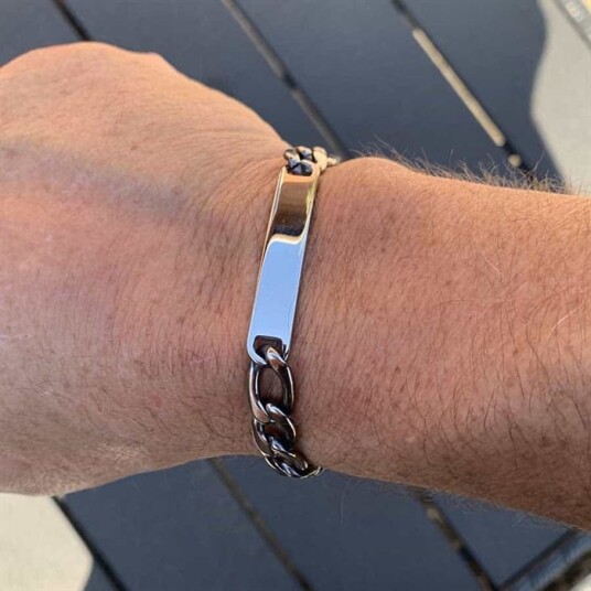 ID-armbånd i skinnende rustfritt stål. ID-armbånd i skinnende rustfritt stål.